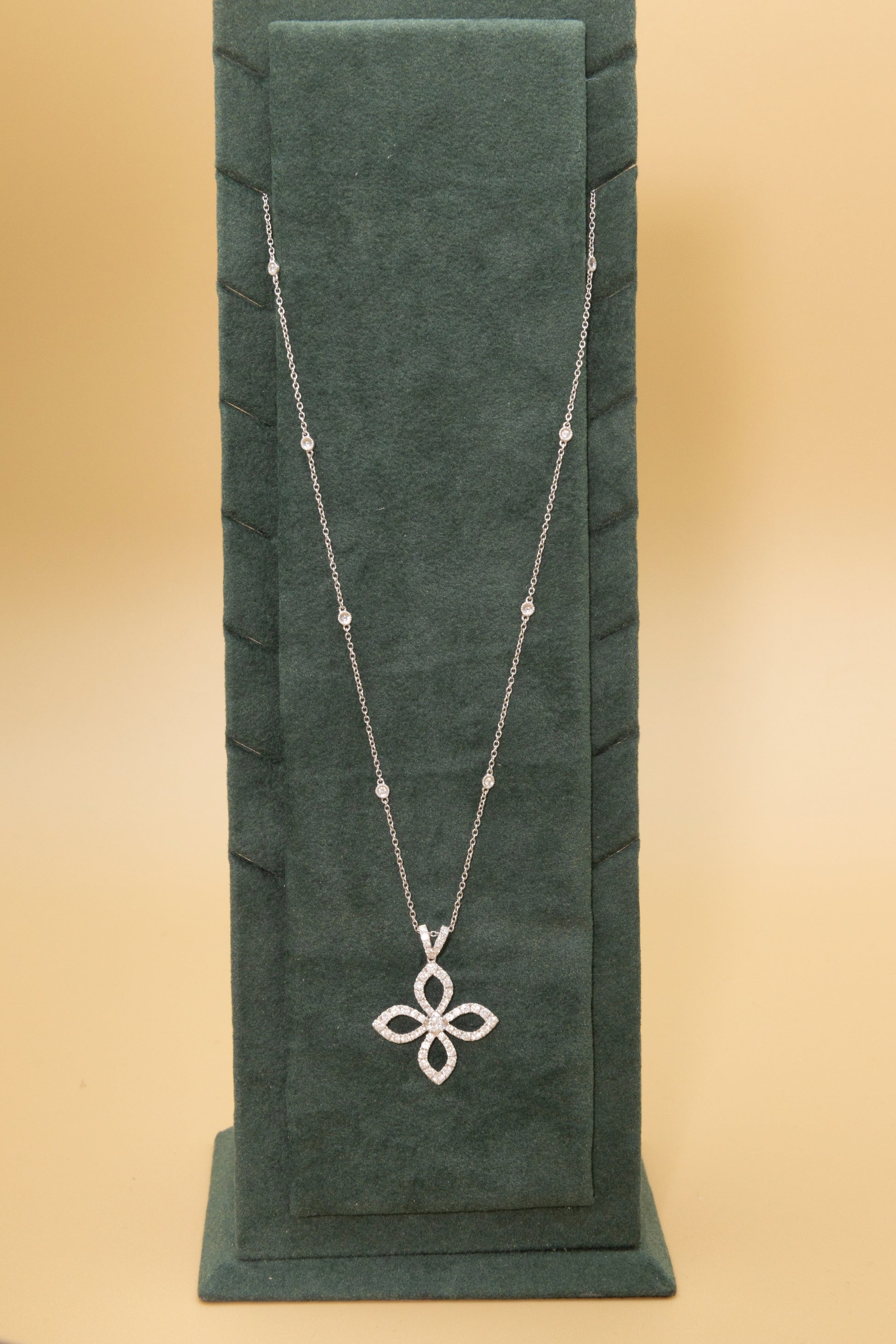 Mera Diamond Clover